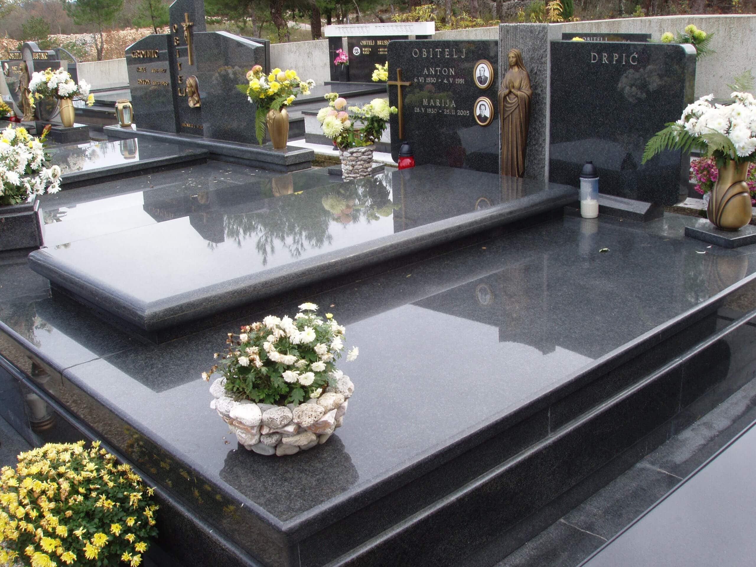 grave monument Nero Africa Impala, polished